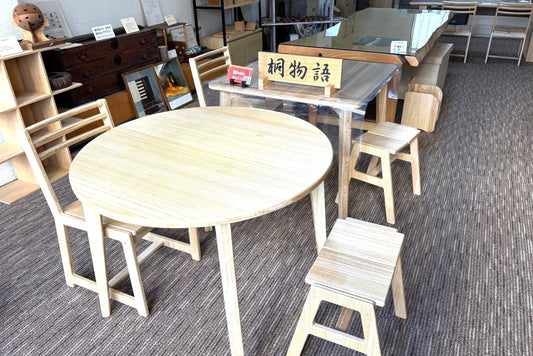 桐のテーブル各種展示しています
