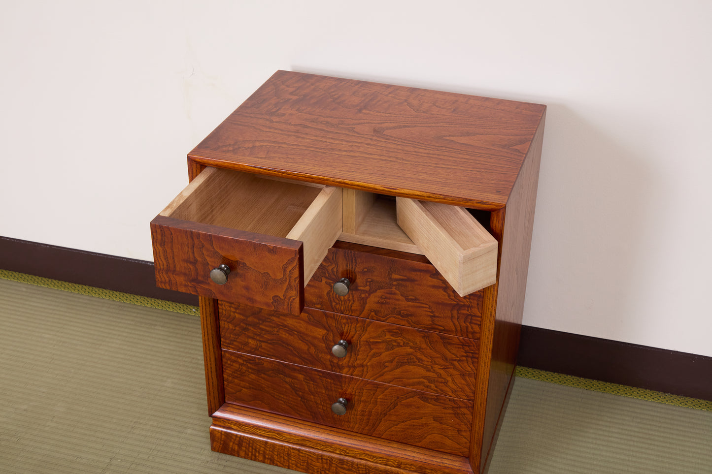 三本和好カラクリタンス001