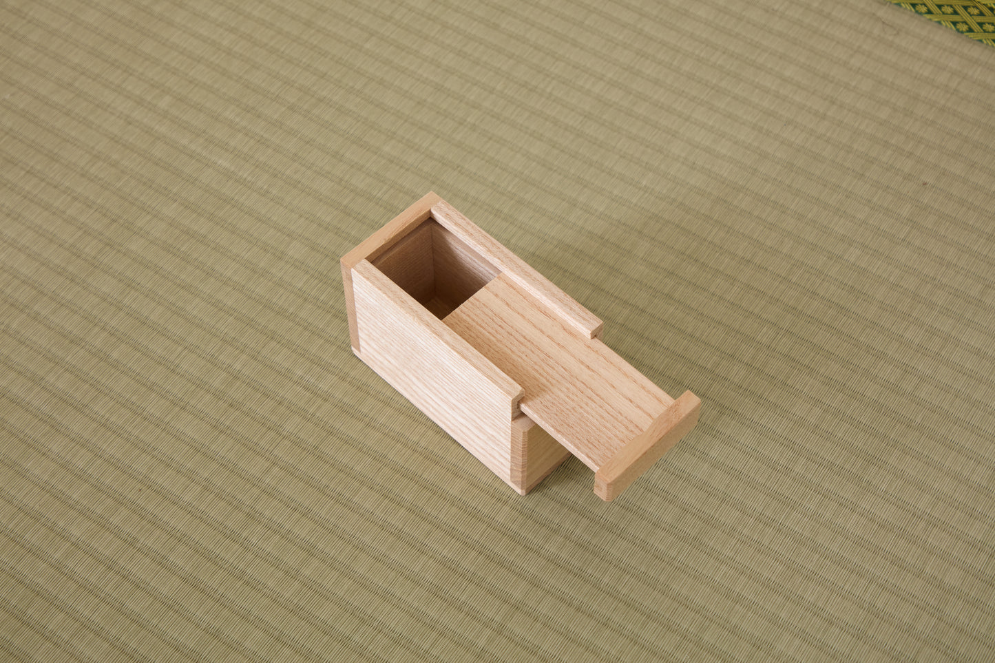 伝統工芸士が手がけるカラクリタンス002