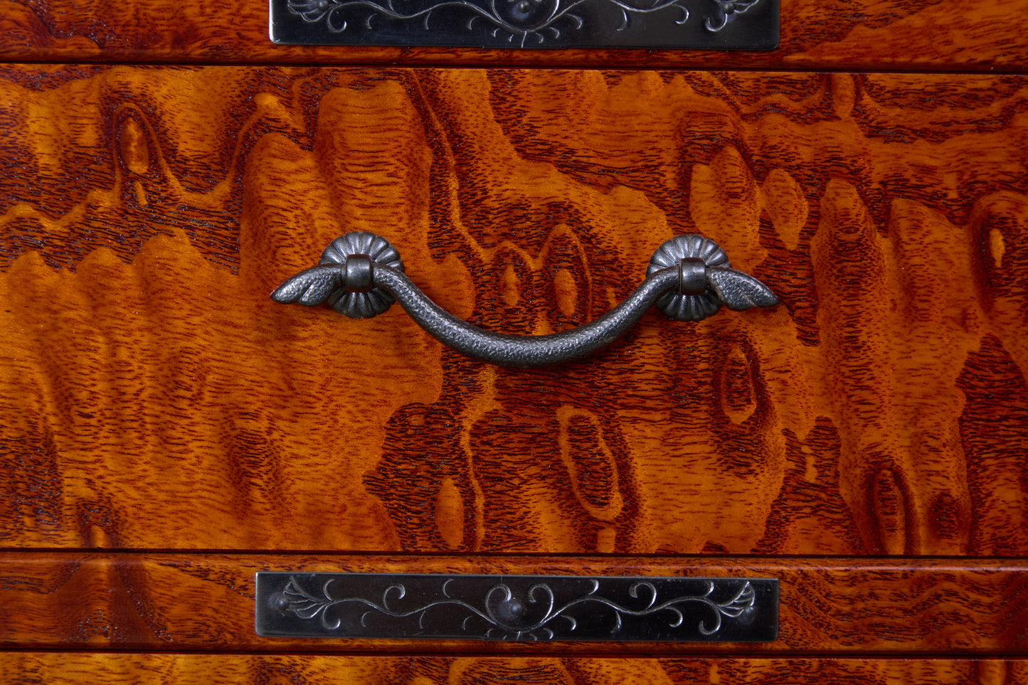 伝統工芸士が手がけるカラクリタンス002