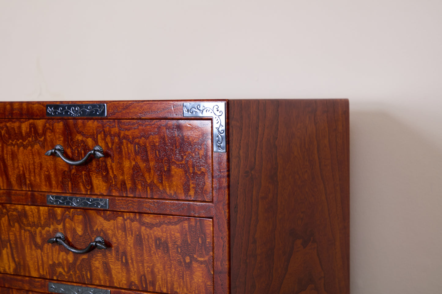 伝統工芸士が手がけるカラクリタンス002